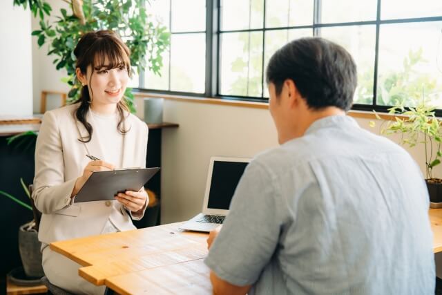 相談する男性